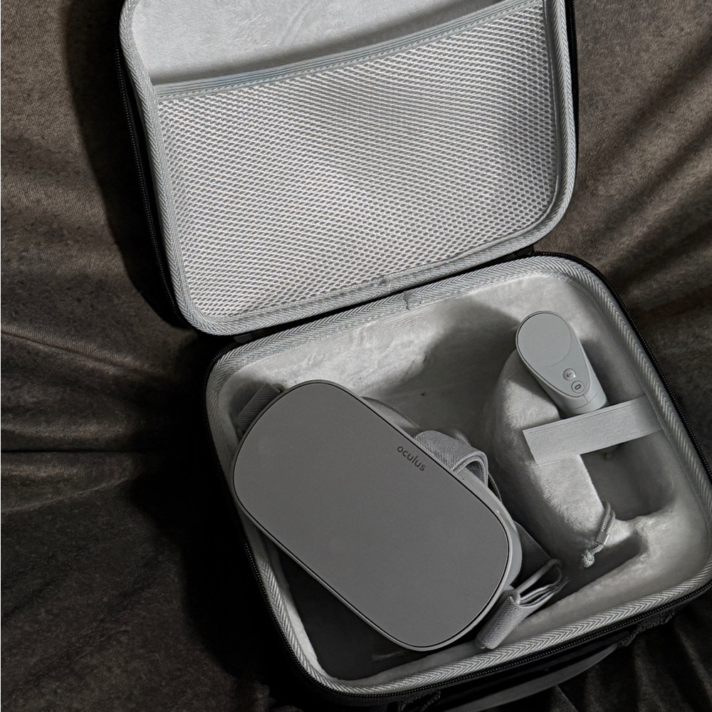 Oculus Gray VR Headset with Controller